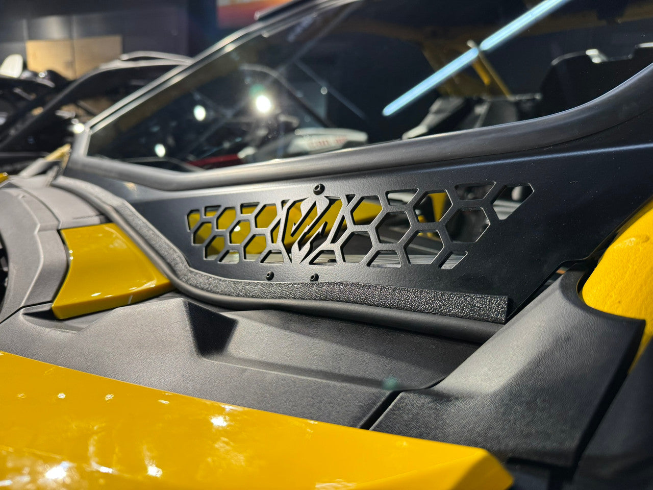 MAVERICK R VENTED GLASS WINDSHIELD WITH WIPERS